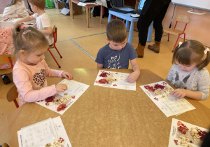dzieci układają wzór z liofilizowanych owoców i orzechów